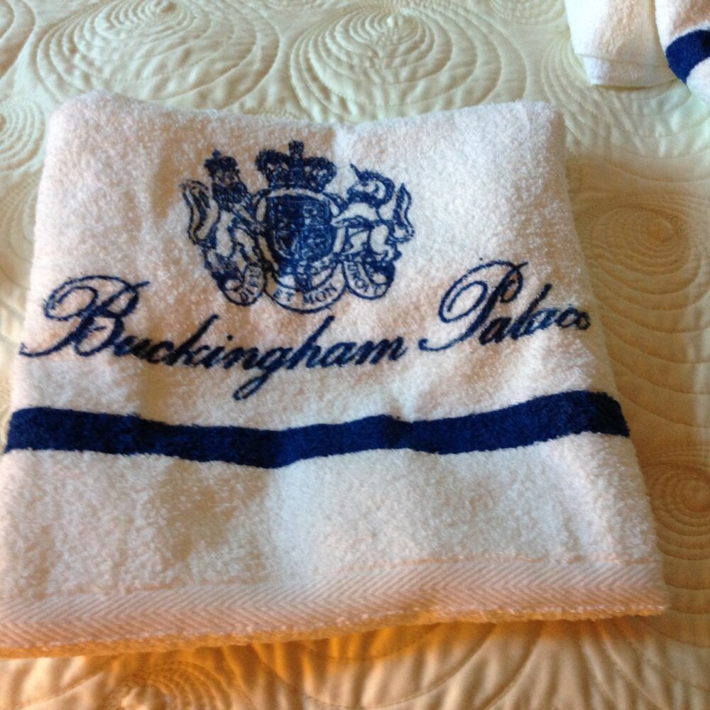 Vintage Bath Towels by Renaissance, made in U.S.A. Buckingham Palace Design - Picture 3 of 3